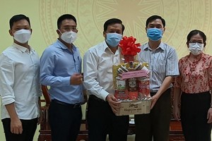 本報與市民族處領導合影。