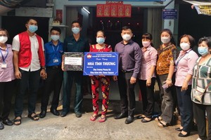 楊迪生先生(右五)向陳誠有(左五)屋主分享入住新屋的喜悅。