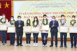 歷次國際比賽取得成績的模範出色學生獲頒發獎狀。（圖：越通社）