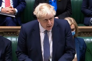 週三，英國首相約翰遜在下議院首相問答前發表講話。（圖：互聯網）