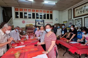 書法家們為慈善揮春活動作準備。