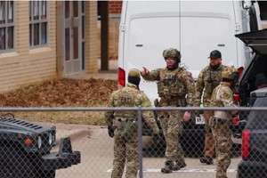 美國得州1間猶太教堂15日發生人質挾持事件，當局派遣特警到場戒備。（圖：AP）