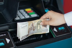 截至2021年12月31日，銀行和小額貸款機構貸款總額增至457億美元，比前年同期增長了21.2%。（圖：柬中時報）