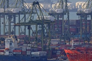 圖為新加坡港口停泊的貨船。攝於1月6日。（圖：共同社）