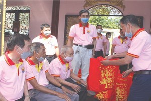 鄭氏宗祠代表向諸位長者贈送新年禮物。