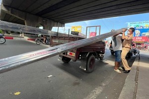 交警力量在守德市13號國道對載運超大物料的場合進行處罰。