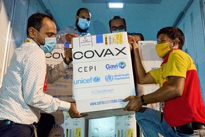 圖為 2021年5月，新冠疫苗全球獲取機制提供的首批疫苗運抵孟加拉國。（圖：聯合國）