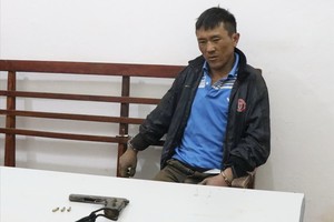 被抓獲的通緝犯盛阿離及其身上繳獲的手槍一支和子彈。（圖：警方提供）