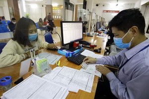 一名女性失業者在社會保險機關辦理失業金領取手續。（圖：越通社）