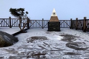 番西邦峰頂上都覆蓋了冰霜。（圖：TL）