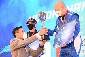 組委會向車手頒獎。（圖：互聯網）