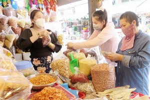 新平郡范文二商販留在街市恢復營業、復甦經濟。