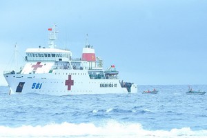 一箱箱的春禮和日常必需品從慶和-01（561）號船轉移到快艇上，以便運送到長沙島。