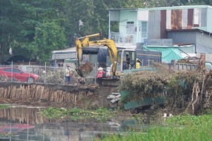 挖土機正在挖掘丁部嶺街397號土地所用者侵佔平兆河的近800平方米面積。