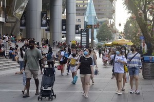 新加坡先前因Delta變異株引發的疫情已趨緩，但自去年12月開始，感染Omicron變異株的人數持續上升。（圖：AP）