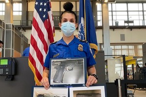 美國運輸安全局全國機場安檢站2021年從手提行李中查獲5972支槍，創下紀錄。圖為德州奧斯汀國際機場一名女安檢員展示她在2021年查獲五支槍的照片。（圖：美國運輸安全局臉書）