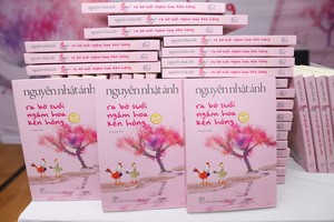 阮日映作家最近推出的新書《在溪畔賞紅花風鈴木》。