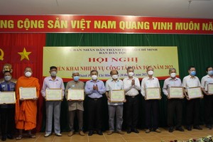 市人委會副主席吳明珠(右六)向各出色單位頒發獎狀。