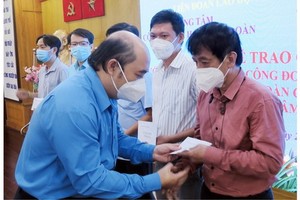 市教育部門工會代表向因疫情陷入困境的教師贈送禮物。