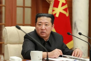 朝鮮勞動黨總書記金正恩出席會議。（圖：朝中社）