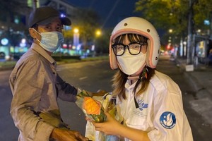 中文系大學生裹粽贈送貧困者。