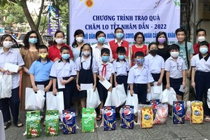 第六郡紅十字會領導與各熱心人士向華人學生贈送禮物。