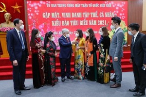 越南祖國陣線中央委員會主席杜文戰同與會僑胞交流。（圖：俊輝）