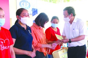 市委書記阮文年向貧困工人贈送禮物。（圖：TTO）