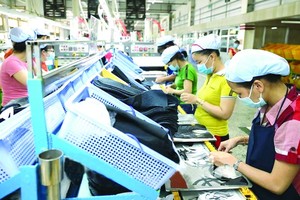 寶元公司鞋品生產線一隅。