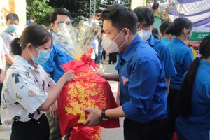 共青團第五郡郡委書記黎雄勇向家境清寒青少年贈送新年禮物。