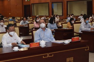 市委副書記阮胡海與市委民運處主任阮友協在本市直播點出席會議。