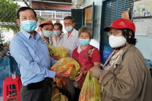 熱心廠商楊慶文向老弱團員派發新年禮物。