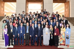 政府總理范明政同與會僑胞合影留念。（圖：人民軍隊報）