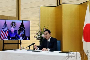 日本首相岸田文雄在官邸與美國總統拜登舉行視頻會談。（圖：共同社）
