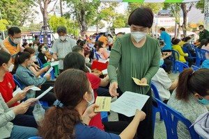 第五郡人委會主席張明嬌向勞工派發購物禮券。