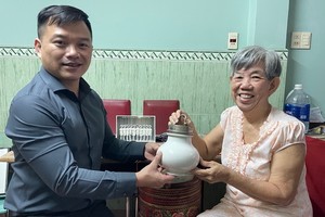 陳玉燕（右）向“西堤華人文化陳列室”計劃捐贈陶盅。