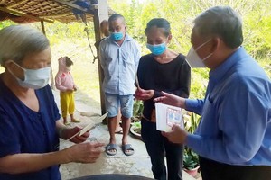 市民族處副主任丁文和向華運基層烈屬家庭贈送新年禮物。