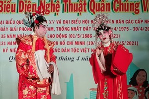 周冠胸與陳利英藝人演出的“醉打金枝”。