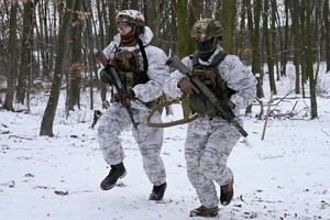 烏軍方成立“地方防衛部隊”成員22日在基輔一公園內進行訓練。（圖：AP）