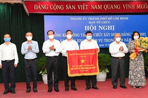 市委書記阮文年（左三）向市委組織處頒發競賽旗幟。