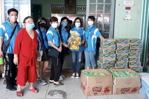 善緣孤兒院負責人陳氏錦江(左二)接受“聯友”捐贈的禮物。