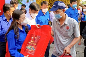 給工人和大學生贈送新春禮物。