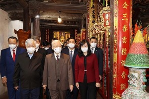 黨中央總書記阮富仲（中）與工作團參觀北寧省李八帝廟。（圖：越通社）