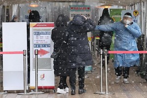 雪中的核酸檢測站。（圖：韓聯社）