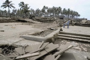 圖為本月16日拍攝的照片顯示，湯加海底火山本月15日大噴發後，湯加主島湯加塔布島Hihifo區的海灘度假村遭到破壞，覆蓋上厚厚的火山灰。（圖: AFP）
