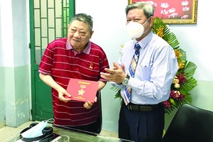 杭慰瑤先生（左）獲頒贈胡志明市榮譽徽號。