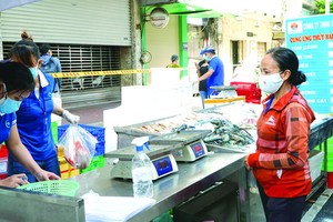 第三坊居民在臨時街市購物。