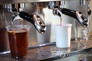 一次性塑料杯（左）與一次性紙杯。（圖：韓聯社）