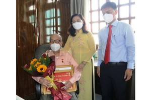 第三郡向高齡黨員頒授紀念章