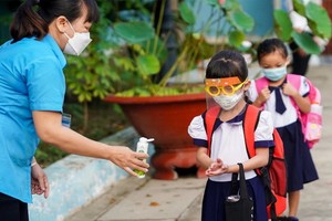 小學生們都渴望能早日返校上課。